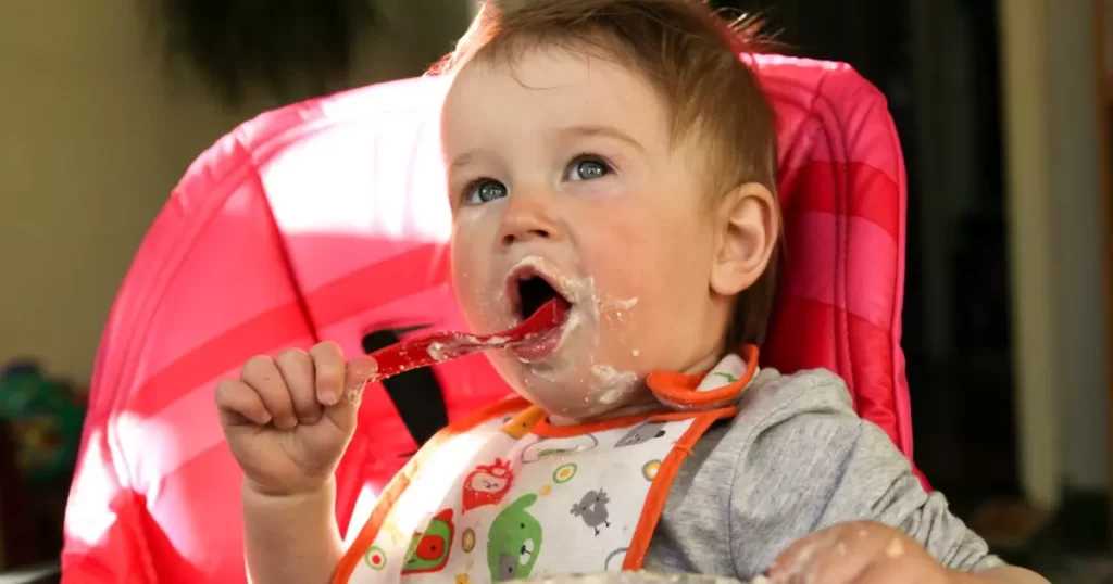 Bebê comendo Mingau de Aveia